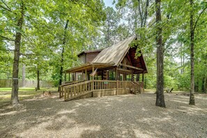 Interior - 3 Mi to State Park & Lake: Broken Bow Cabin! (Broken Bow)