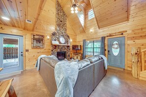 House (2 Bedrooms) | Interior - Hot Tub + Game Room: Family Retreat in Broken Bow (Broken Bow)