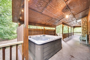 Interior - Hot Tub + Game Room: Family Retreat in Broken Bow (Broken Bow)