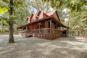 A wooden cabin with a porch and a staircase leading to the entrance. - Near Choctaw Landing 2 King Bedrooms Game Loft (Broken Bow)