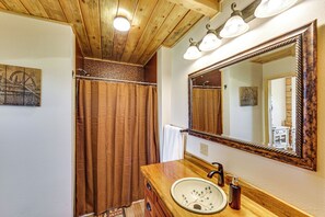 House (2 Bedrooms) | Interior - 10 Mi to Cooney State Park: Mtn-view Montana Haven (Roberts)