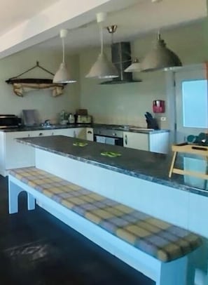 Mikrovågsugn, ugn, spishäll och diskmaskin