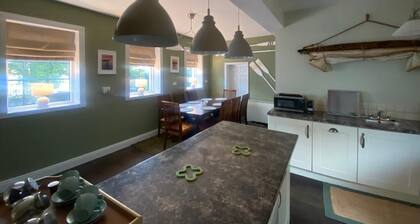 Lakeside Holiday Cottage on the shores of Lough Erne,4 Double Bedrooms,Sleeps 8