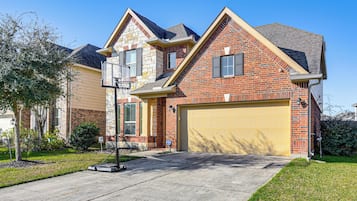 House (4 Bedrooms) | Front of property