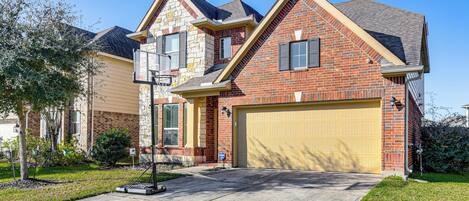 House (4 Bedrooms) | Front of property