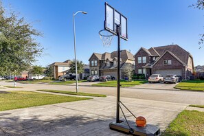 Interior - Covered Patio & Spacious Yard: Houston Area Home! (Humble)