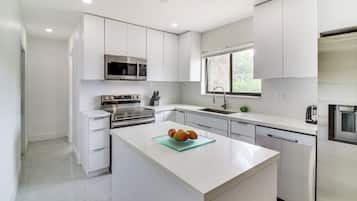 House (5 Bedrooms) | Interior