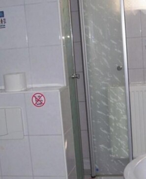 Een douche, een haardroger, handdoeken