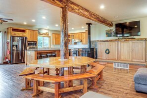 House (6 Bedrooms) | Interior