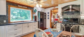 Riverfront Cabin - 6 Mi to Great Smoky Mtns NP!