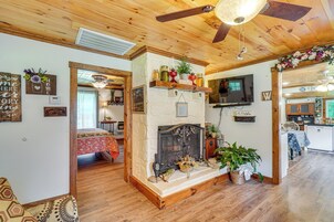 House (2 Bedrooms) | Interior