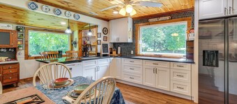 Riverfront Cabin - 6 Mi to Great Smoky Mtns NP!