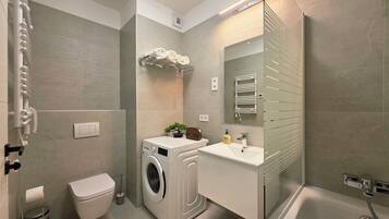 Haartrockner, Handtücher, Shampoo, Toilettenpapier