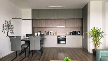 Kühlschrank, Mikrowelle, Ofen, Geschirrspüler