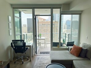 Apartment | 1 bedroom, Internet - NEW Upscale Downtown San Diego Stay Queen Bed Pool Sauna (San Diego)