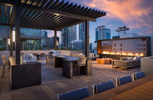 NEW Upscale Downtown San Diego Stay Queen Bed Pool Sauna
