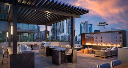 NEW Upscale Downtown San Diego Stay Queen Bed Pool Sauna