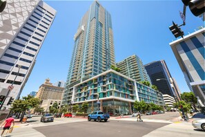 Apartment | 1 bedroom, Internet - NEW Upscale Downtown San Diego Stay Queen Bed Pool Sauna (San Diego)