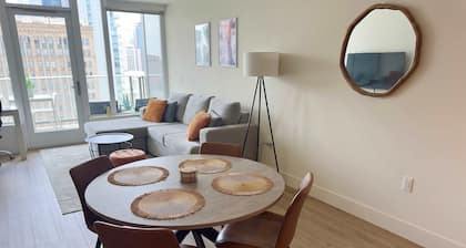 NEW Upscale Downtown San Diego Stay Queen Bed Pool Sauna