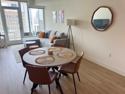 NEW Upscale Downtown San Diego Stay Queen Bed Pool Sauna