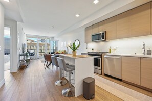 Apartment | 1 bedroom, Internet - NEW Upscale Downtown San Diego Stay Queen Bed Pool Sauna (San Diego)