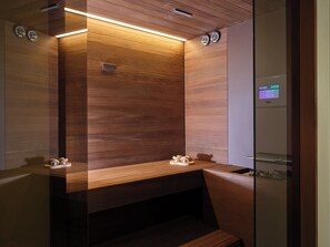 Designertoiletartikler, hårtørrer, badekåber, hjemmesko