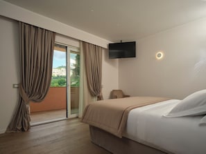 Suite, vista città | Biancheria da letto di alta qualità, minibar, una cassaforte in camera