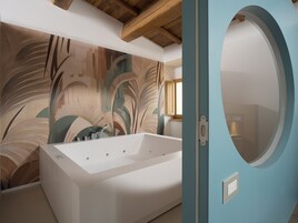 Ropa de cama de alta calidad y minibar 