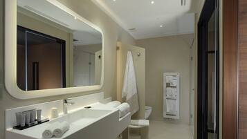 Suite con sauna, bagno turco, doccia emozionale privata e terrazza panoramica | Baño | Artículos de higiene personal de diseño, secador de pelo y albornoces