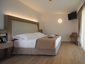 Suite, pemandangan kota | Seprai premium, minibar, brankas, dan meja kerja
