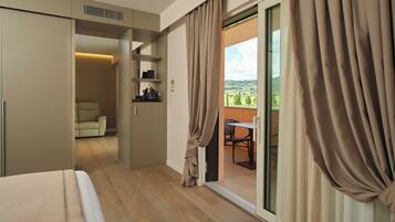Suite, vista città | Biancheria da letto di alta qualità, minibar, una cassaforte in camera