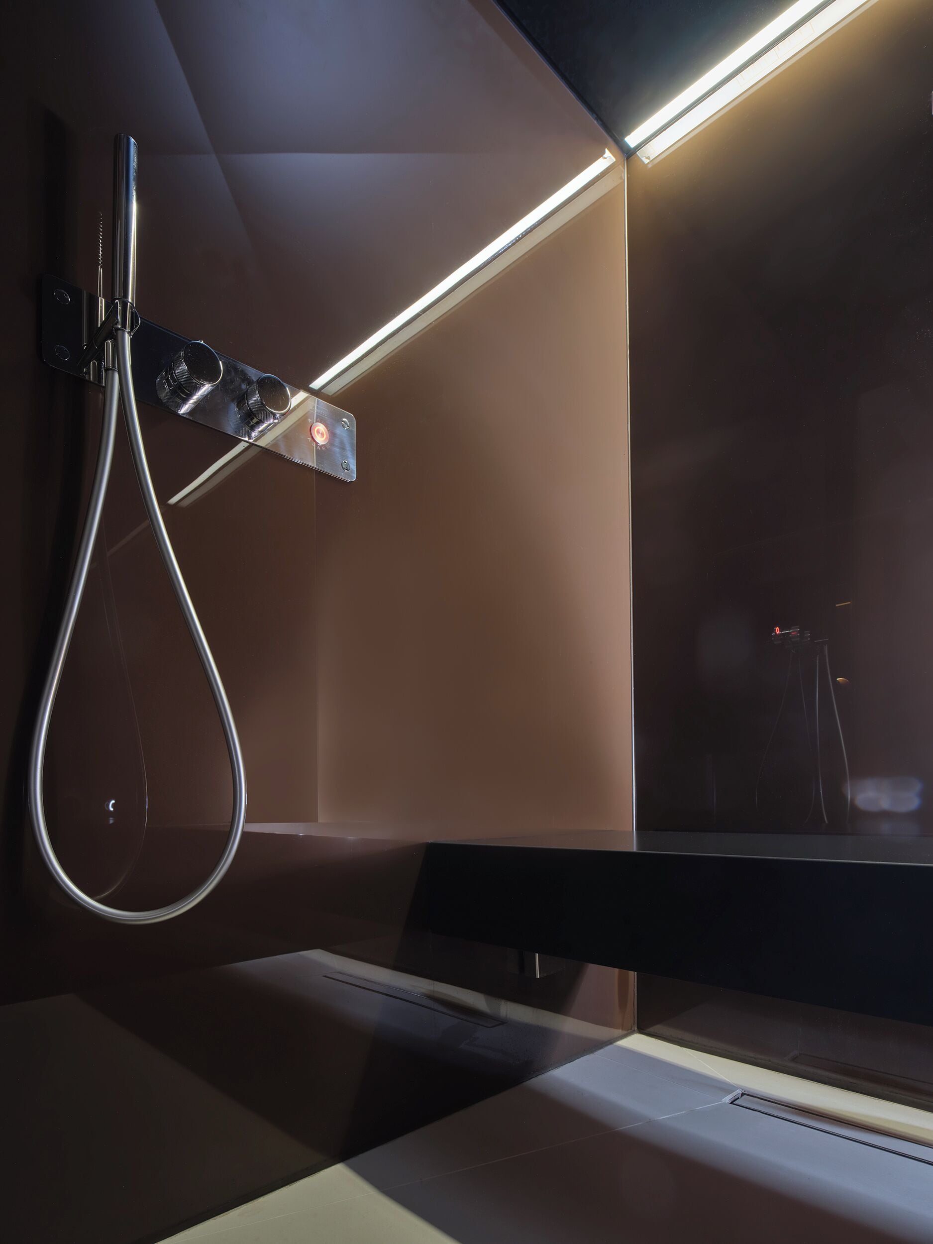 Un bagno moderno con doccia, specchio e lampa.