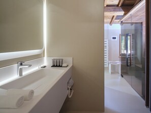 Superior suite con sauna, bagno turco, doccia emozionale e vasca idromassaggio privata | Bathroom | Designer toiletries, hair dryer, bathrobes, slippers - Ascesi Resort (Assisi)