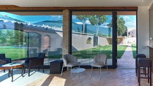 A spacious patio with a view of a historic town and mountains. - Ascesi Resort (Assisi)
