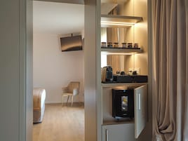 Suite con sauna, bagno turco, doccia emozionale privata e terrazza panoramica | Living area | 80-cm flat-screen TV with cable channels