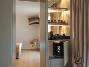Suite, City View | Living area