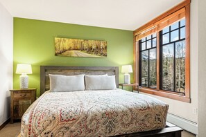 2 chambres, fer et planche à repasser, lit de bébé portatif