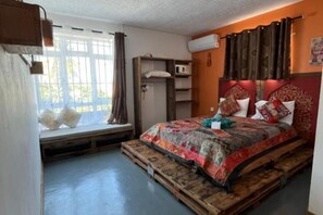 Tabla de planchar con plancha, wifi y ropa de cama 