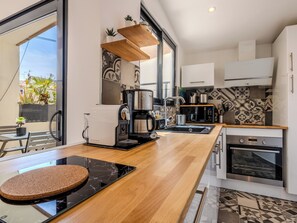 Fridge, oven, dishwasher, coffee/tea maker