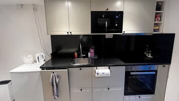 Mikrovågsugn, ugn, spishäll och diskmaskin