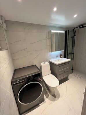 Een douche, een haardroger, een bidet, handdoeken