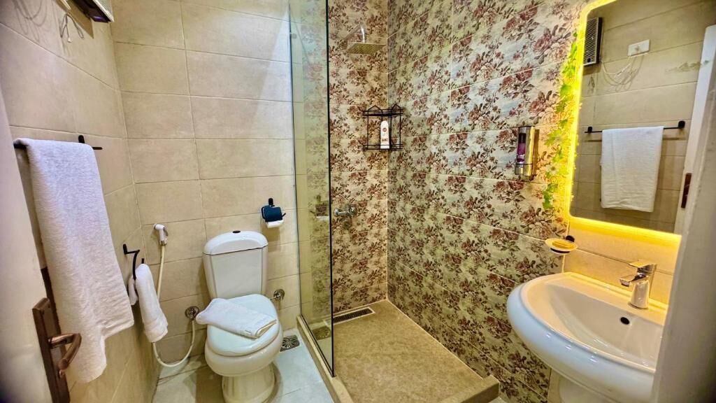 Deluxe Double Room, City View | Bathroom