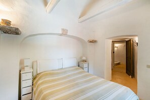 5 bedrooms, iron/ironing board, travel cot