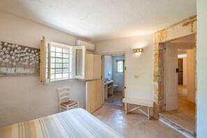 5 bedrooms, iron/ironing board, travel cot