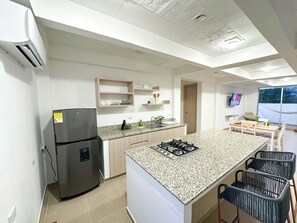 Oven, cookware/dishes/utensils, lobster pot, dining tables
