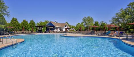 Een binnenzwembad en een verwarmd zwembad