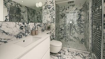 Studio | Badezimmer | Kostenlose Toilettenartikel, Haartrockner, Handtücher, Seife