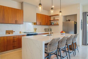 Dining tables - Casa de Monedas - Modern Golf-Front Retreat in Club Campestre (San Jose del Cabo)