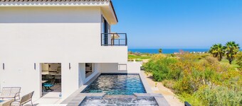 Casa de Monedas - Modern Golf-Front Retreat in Club Campestre