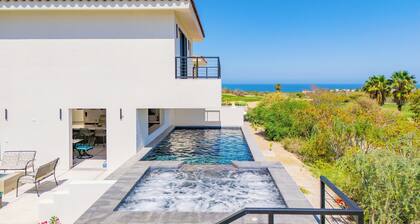 Casa de Monedas - Modern Golf-Front Retreat in Club Campestre